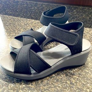 Clarks Cloudsteppers sandals  9 Wide     New no box